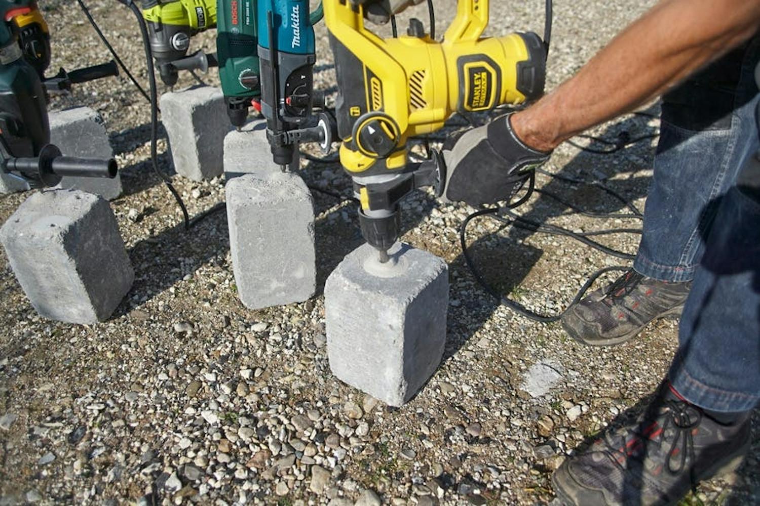 Betonbor: Her er et betonbor i gang med at tygge sig gennem en betonflise. Det er kun et betonbor i en borehammer, der kan klare den opgave. Betonbor: Her er et betonbor i gang med at tygge sig gennem en betonflise. Det er kun et betonbor i en borehammer, der kan klare den opgave.